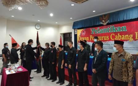 Ketua DPW ISRI Jateng Suwignyo Suswosuharjo saat melantik 10 DPC, di Hotel Siliwangi Semarang, baru-baru ini.