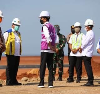 Presiden Jokowi mengecek pembangunan Kawasan Industri Batang yang kini sedang dibangun