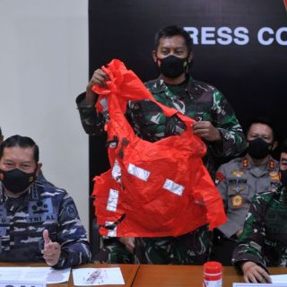 Panglima TNI Marsekal TNI Hadi Tjahjanto (kanan) dan Kepala Staf Angkatan Laut Laksamana TNI Yudo Margono (kiri) menunjukkan baju keselamatan awak kapal KRI Nanggala 402 yang ditemukan saat konferensi pers di Lanud I Gusti Ngurah Rai, Badung, Bali, Minggu (25/4)
