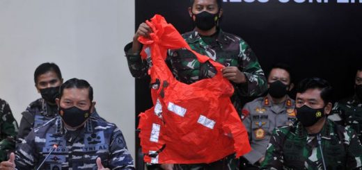 Panglima TNI Marsekal TNI Hadi Tjahjanto (kanan) dan Kepala Staf Angkatan Laut Laksamana TNI Yudo Margono (kiri) menunjukkan baju keselamatan awak kapal KRI Nanggala 402 yang ditemukan saat konferensi pers di Lanud I Gusti Ngurah Rai, Badung, Bali, Minggu (25/4)