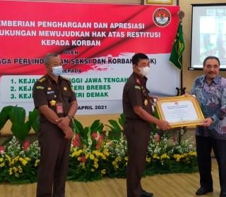 Ketua LPSK Hasto Atmojo Suroyo menyerahkan penghargaan kepada Kajati Jateng Priyanto, di Aula Kantor Kejaksaan Tinggi Jawa Tengah, Rabu (28/4). 