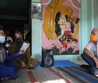 Gubernur Ganjar Pranowo mengunjungi kediaman Lasmi, legenda ledek tayub asal Dusun Sambong Harjo, Desa Kalisari, Kecamatan Kradenan Grobogan, Selasa (29/4).