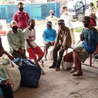 Sejumlah PGOT dan manusia yang terjaring razia Satpol PP Semarang mendapat pengarahan dan pembinaan.