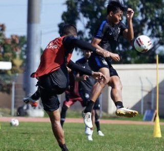 Para pemain PSIS digembleng latihan mini game.