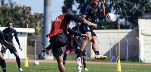 Para pemain PSIS digembleng latihan mini game.