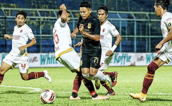 Gelandang PSIS Semarang Fandi Eko Terlihat Dijaga Ketat oleh 4 pemain PSM Makasar Saat Laga Perempat final Piala Menpora 2021.