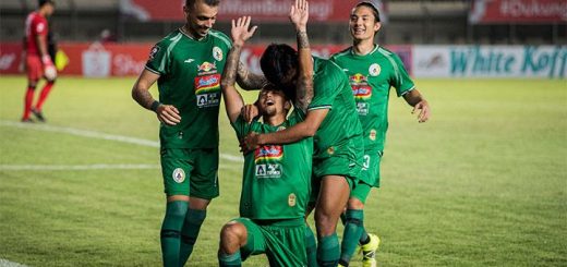 Para pemain PSS Sleman melakukan selebrasi usai Irfan Bachdim mampu mengeksekusi tembakan penalti pada menit ke-47.