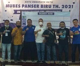 Galih Ndog, CEO PSIS Yoyok Sukawi dan pengurus Panser Biru berfoto bersama setelah terpilih menjadi Ketua Umum Panser Biru.