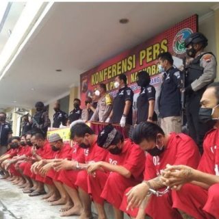 Wakil Kapolrestabes Semarang AKBP IGA Dwi Perbawa Nugraha bersama 28 tersangka narkoba yang tertangkap