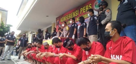 Wakil Kapolrestabes Semarang AKBP IGA Dwi Perbawa Nugraha bersama 28 tersangka narkoba yang tertangkap