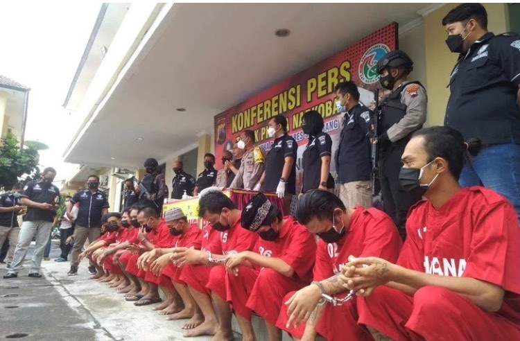 Wakil Kapolrestabes Semarang AKBP IGA Dwi Perbawa Nugraha bersama 28 tersangka narkoba yang tertangkap