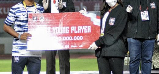 Pratama Arhan menerima penghargaan pemain muda terbaik Piala Menpora 2021
