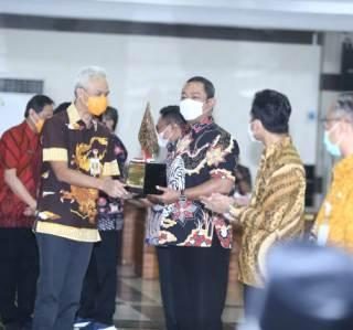 Wali Kota Semarang Hendrar Prihadi menerima penghargaan Kota Terbaik dalam Pembangunan Daerah dari Gubernur Jateng Ganjar Pranowo.