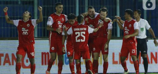 Para pemain Persija Jakarta merayakan gol yang dijaringkan Marc Klok