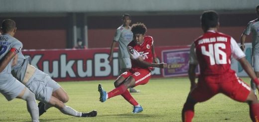 Aksi pemain muda Persib Bandung,  Braif Batari saat mencetak gol ke gawang Persib Bandung. Gol yang diceploskan di menit pertama ini menjadi gol tercepat sepanjang penyelenggaraan Piala Menpora.