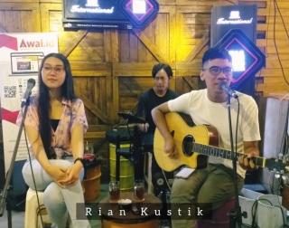 Penampilan Rian Kustik saat tampil di live musik Angkringan Blendok, Semarang, semalam.