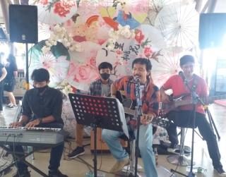 Penampilan DFB (Didit Fales Bener ) Band Ambarawa di panggung akustik Sepoi-sepoi Food Court Dusun Semilir.