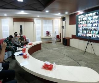 Wali Kota Semarang Hendrar Prihadi memimpin Rakor Evaluasi Pengamanan Lebaran, Pemudik dan Perkembangan Covid Kota Semarang, di Situation Room, Balaikota Semarang, Kamis (29/4).