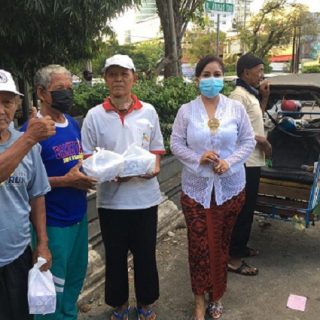 Ketua PBS Emmaculata ikut terjun langsung untuk membagikan takjil kepada para pengguna Jalan Pahlawan, Semarang.