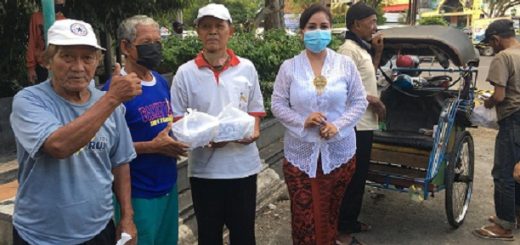 Ketua PBS Emmaculata ikut terjun langsung untuk membagikan takjil kepada para pengguna Jalan Pahlawan, Semarang.