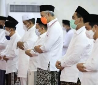 Gubernur Jateng Ganjar Pranowo dan jajaran Forkopimda melakukan salat tarawih pada acara Istighosah dan Doa Bersama, untuk Keselamatan Bangsa dan Negara di Gedung Gradhika Bhakti Praja, Kamis (15/4) malam