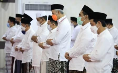 Gubernur Jateng Ganjar Pranowo dan jajaran Forkopimda melakukan salat tarawih pada acara Istighosah dan Doa Bersama, untuk Keselamatan Bangsa dan Negara di Gedung Gradhika Bhakti Praja, Kamis (15/4) malam
