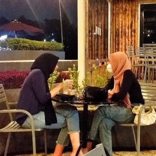 Pengunjung sedang menikmati suasana indahnya malam hari Tepian Kopi Taman Kasmaran.