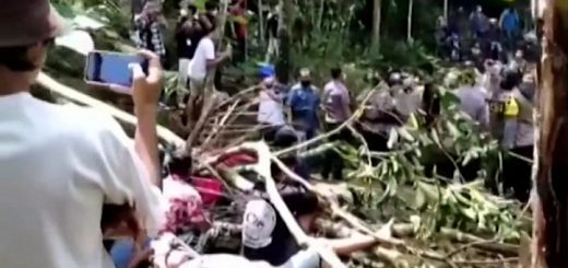 Warga Wadas beramai-ramai turun ke lokasi Bendungan Bener untuk memprote proyek pembangunan tersebut.