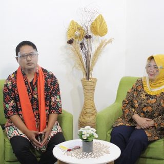 Direktur Polimarin Dr Sri Tutie Rahayu MSi saat mengisi acara Inspirasi yang dipandu oleh Rudy Bonsa