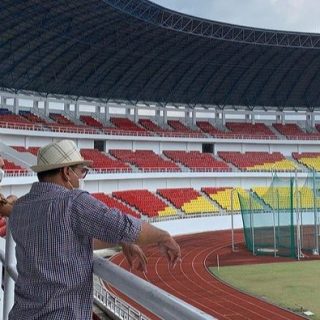 Yoyok Sukawi saat melakukan kunjungan ke Stadion Jatidiri Semarang dengan didampingi tim BPPLOP Jateng yang juga Pengelola Stadion.