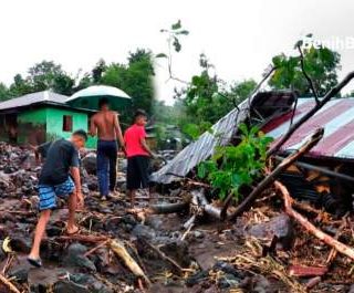 Kondisi permukiman usai bencana banjir di Flores, NTT yang mengakibatkan puluhan orang meninggal