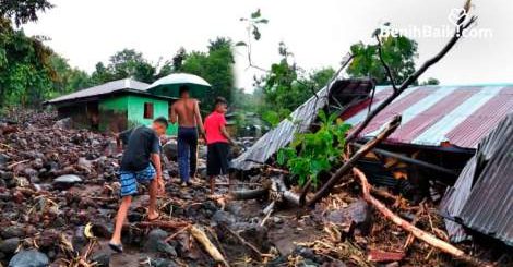 Kondisi permukiman usai bencana banjir di Flores, NTT yang mengakibatkan puluhan orang meninggal