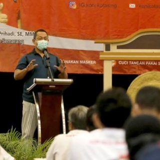 Wali Kota Semarang Hendrar Prihadi membuka Rapat Anggota Tahunan KONI Semarang.