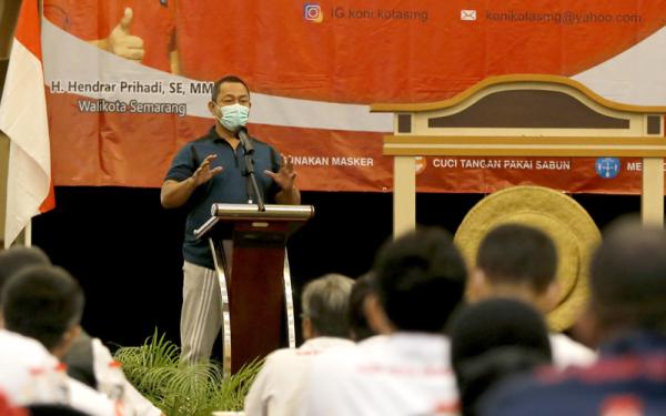 Wali Kota Semarang Hendrar Prihadi membuka Rapat Anggota Tahunan KONI Semarang.