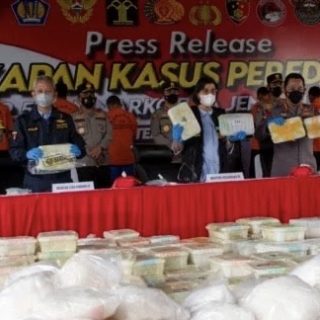 Kapolri Listyo Sigit Prabowo, Menteri Keuangan Indonesia Sri Mulyani Indrawati dan jajarannya menunjukkan bukti narkoba saat konfrensi pers di Mabes Polri, Rabu (28/4)