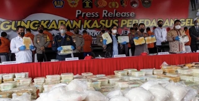 Kapolri Listyo Sigit Prabowo, Menteri Keuangan Indonesia Sri Mulyani Indrawati dan jajarannya menunjukkan bukti narkoba saat konfrensi pers di Mabes Polri, Rabu (28/4)