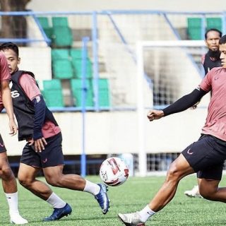 Laskar Mahesa Jenar menjalani latihan terakhir melawan PSM, di Stadion Citarum, Semarang.