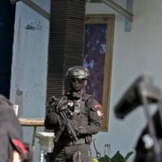 Tim Densus 88 Antiteror melakukan aksi penangkapan terduga teroris pascapenyerangan Mabes Polri.