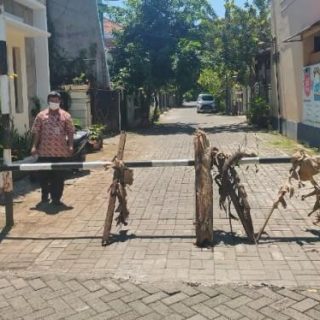 Akses keluar masuk kampung RT 012/RW 001 Sampangan, Semarang dipasangi portal untuk mengantisipasi penularan Covid-19.