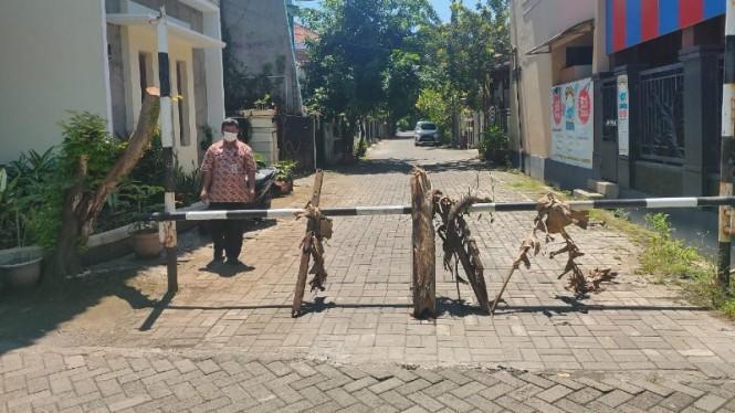 Akses keluar masuk kampung RT 012/RW 001 Sampangan, Semarang dipasangi portal untuk mengantisipasi penularan Covid-19.