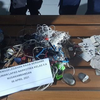 Barang-barang yang ditemukan pada razia gabungan di Lapas Batu, Nusakambangan, Cilacap.