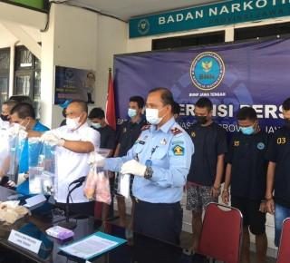 BNN Jateng menunjukkan barang bukti sabu-sabu yang diamankan dari para tersangka