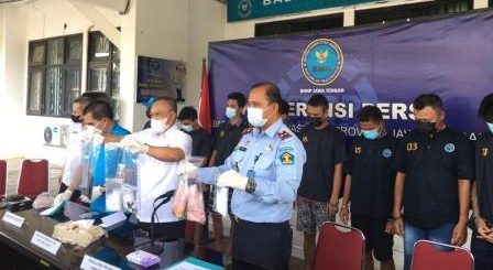 BNN Jateng menunjukkan barang bukti sabu-sabu yang diamankan dari para tersangka