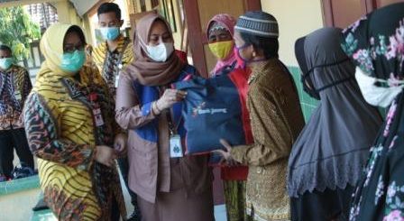 Sebanyak 1000 paket sembako disalurkan Bank Jateng Cabang Sragen untuk membantu masyarakat Bumi Sukowati.