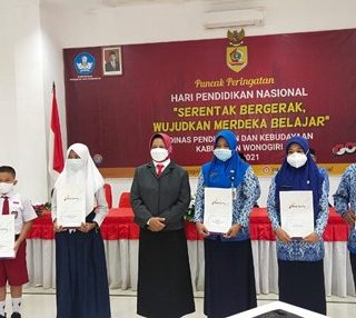 Penyerahan penghargaan kepada perwakilan siswa dan guru berprestasi di Kabupaten Wonogiri oleh Pemimpin Bank Jateng Cabang Wonogiri, Kepala Dinas Pendidikan Wonogiri, Perwakilan dari Kemenag Woniogiri serta Sekretaris Dinas Pendidikan Wonogiri.