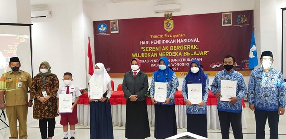 Penyerahan penghargaan kepada perwakilan siswa dan guru berprestasi di Kabupaten Wonogiri oleh Pemimpin Bank Jateng Cabang Wonogiri, Kepala Dinas Pendidikan Wonogiri, Perwakilan dari Kemenag Woniogiri serta Sekretaris Dinas Pendidikan Wonogiri.