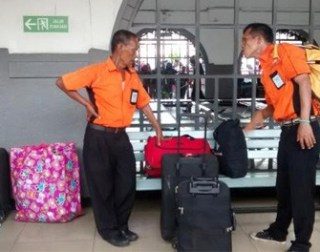Kegiatan para porter di stasiun kereta api