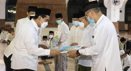 Wakil Gubernur Jateng, Taj Yasin Maimoen menyerahkan bantuan insentif pengajar keagamaan dan Bantuan Operasional Sekolah Daerah (Bosda) Madrasah Aliyah, Senin (3/5) malam