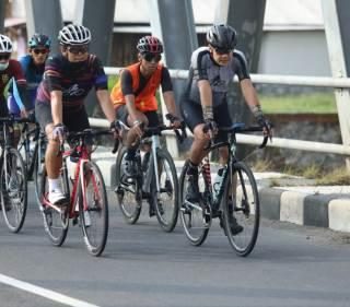Gubernur Jawa Tengah, Ganjar Pranowo, menjadi peserta kejutan dalam event Borobudur Duathlon 2021 yang digelar pada hari Sabtu (29/5)