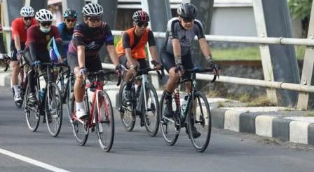 Gubernur Jawa Tengah, Ganjar Pranowo, menjadi peserta kejutan dalam event Borobudur Duathlon 2021 yang digelar pada hari Sabtu (29/5)